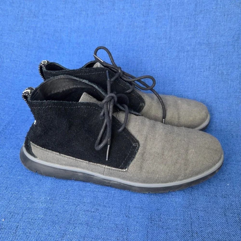 UGG Freamon Mens Size 9.5 Chukka Boots Black Grey Suede Canvas Lace Up 1007645